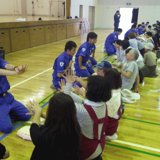 帝京大学の学生が北区防災訓練で区民らに 身近なものでできる応急手当 を指導 地域貢献に取り組む救急救命士コースの学生 大学プレスセンター