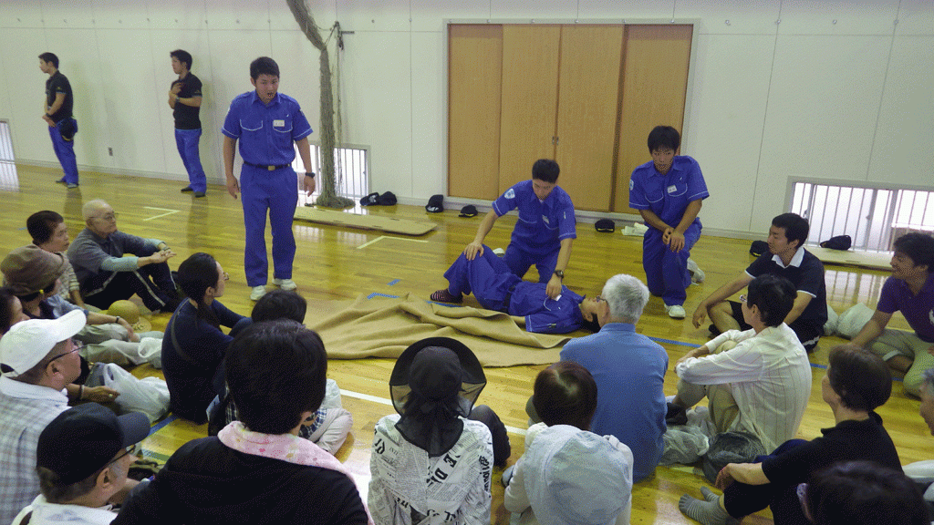 帝京大学の学生が北区防災訓練で区民らに 身近なものでできる応急手当 を指導 地域貢献に取り組む救急救命士コースの学生 大学プレスセンター
