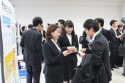 （追手門）ブースを回る人事担当者と交流する様子.jpg