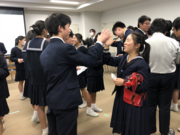 キックオフミーティングハイタッチ.png