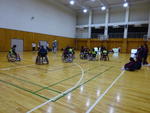 帝京大学中学校が校内の里山での「タケノコ掘り」と「車椅子バスケット体験」を実施 --　自然や人との共生を学ぶ