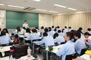 大学校舎で授業を受ける高校生.jpg