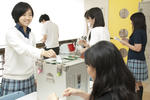 クラーク記念国際高等学校が全国のキャンパスで沖縄県知事選挙を題材にした主権者教育を実施。早稲田大学マニフェスト研究所と協力し開発したオリジナル教材を使用。