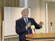 （差し替え）講演する山内客員教授.JPG