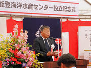 2.式辞を述べる山崎学長.JPG