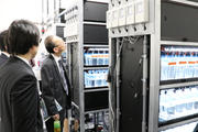 設備を見学する関係者.jpg