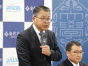 あいさつする山崎学長.jpg