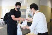 学生への提供の様子_トリミング.jpg