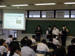 桐蔭学園中等教育学校の探究授業「15歳のグローバルチャレンジ」が進行中～生徒が担当国の大使になり切り、自国の魅力をプレゼン～