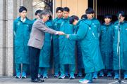 阪本浩学長による飯田貴之主将（総合文化政策学部4年）への襷授与.jpg