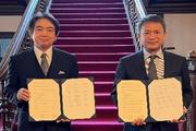 協定書を取り交わした佐伯学長（左）と工藤校長（右）.jpg