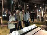 大阪国際大学の学生がパナソニックミュージアムで経営理念をリサーチ、松下幸之助の言葉を学ぶ -- 経営経済学部の「体験型の学修」の一環