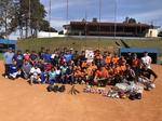 拓殖大学野球部が寄付した野球用具がブラジルの少年野球チームに届けられました