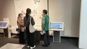 海外移住資料館で質問する学生.jpg