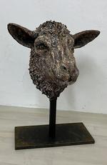 国際高等専門学校3年の柿田紗蘭さんの作品「4匹目の羊」が最高位の「U-20日彫賞」受賞。「第5回U-20日彫展～集まれ！未来の彫刻家～」で