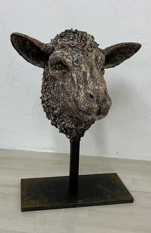 国際高等専門学校3年の柿田紗蘭さんの作品「4匹目の羊」が最高位の「U-20日彫賞」受賞。「第5回U-20日彫展~集まれ!未来の彫刻家~」で