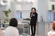 写真３キャプション「ライフマネジメント講座：坂 雅子氏の講演の様子」.jpg