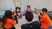 カードゲームをして交流する様子.jpg