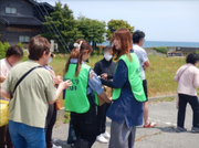 地元の方々に物資を配る学生.png