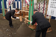01_小口理事長、久光学長の鍬入之儀.jpg