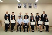 救助活動をした学生5名､大学教員､JR松戸駅員.jpg