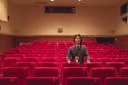 01_梶原支配人_劇場内写真.jpg
