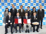 協定締結後の記念撮影.JPG