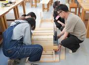 学生が設置物を制作している様子.jpg