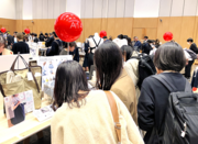 展示を見学している様子.png