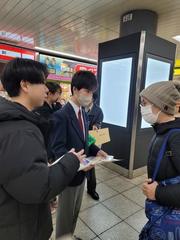 今年11月、産業能率大学 武内ゼミの学生と地域の中学生が共同で、特殊詐欺撲滅のためのチラシを配布する様子