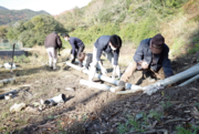 小水力発電維持活動を行う学生たち.png