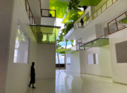 光合成パネルを屋根と庇に活用した集合住宅建築の模型.png