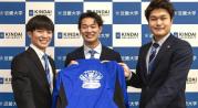 体育会本部の学生と、寄贈するウインドブレーカー.jpg