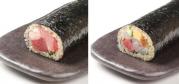 赤酢のシャリを用いた「近大生まれのマグロづくし恵方巻」（左）と「近大生まれの近大海鮮恵方巻」（右）.jpg