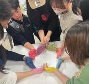 キービジュアルのハートを作る難病プロジェクトの学生.jpg