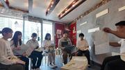 呉市広商店街で市役所職員からまちの様子について話を聞く学生ら.jpg