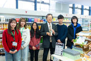 追加画像（学長＋学生）.jpg