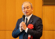 受賞講演を行う久保学長.png