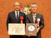 日本農学賞の表彰状を手にする久保学長（左）と日本農学会の大杉立会長.png