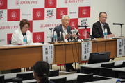 記者からの質問に答える大河原量理事長.JPG
