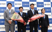 ドラフト会議の記者会見に登壇した（左から）光元一洋監督、勝田成選手、阪上翔也選手、田中ゆふ部長.png