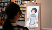 近畿大学中央図書館の受付窓口に設置したアバターディスプレイ.png