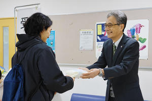 弘前大学が金木農場産の米を学生に無料配布 ― 米の価格高騰により生活に不安を抱える学生を支援