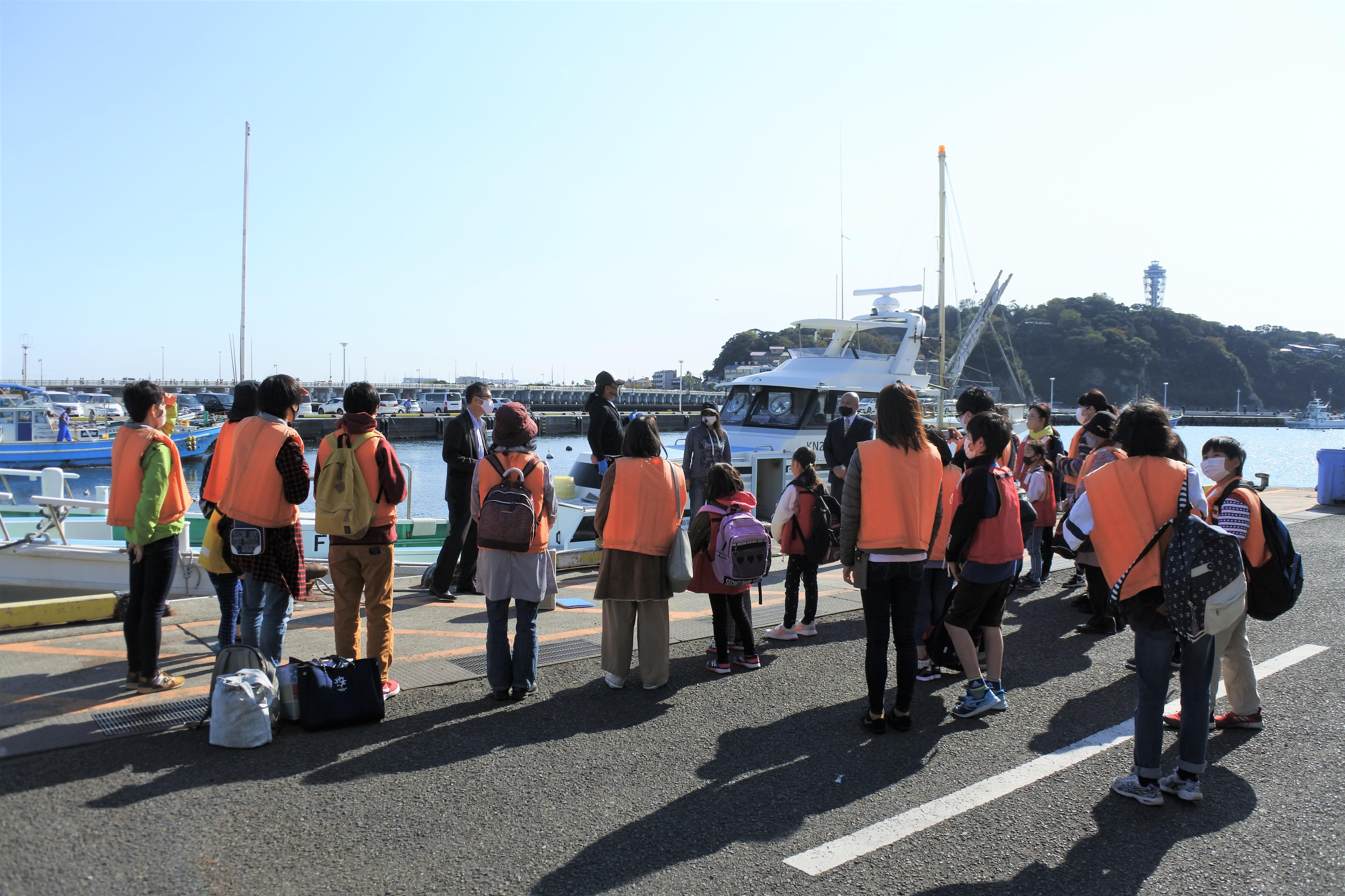 多摩大学グローバルスタディーズ学部が「江ノ島スタディーバスツアー」を開催 -- 卒業生が運営する「あだち子ども食堂たべるば」を利用する子供たちを招待