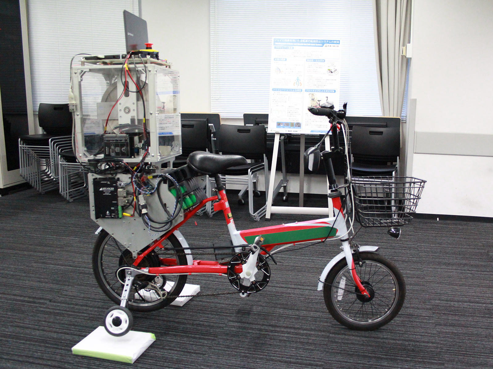 ジャイロ制御による低速時の自転車転倒防止システムを開発 -- 芝浦工業大学