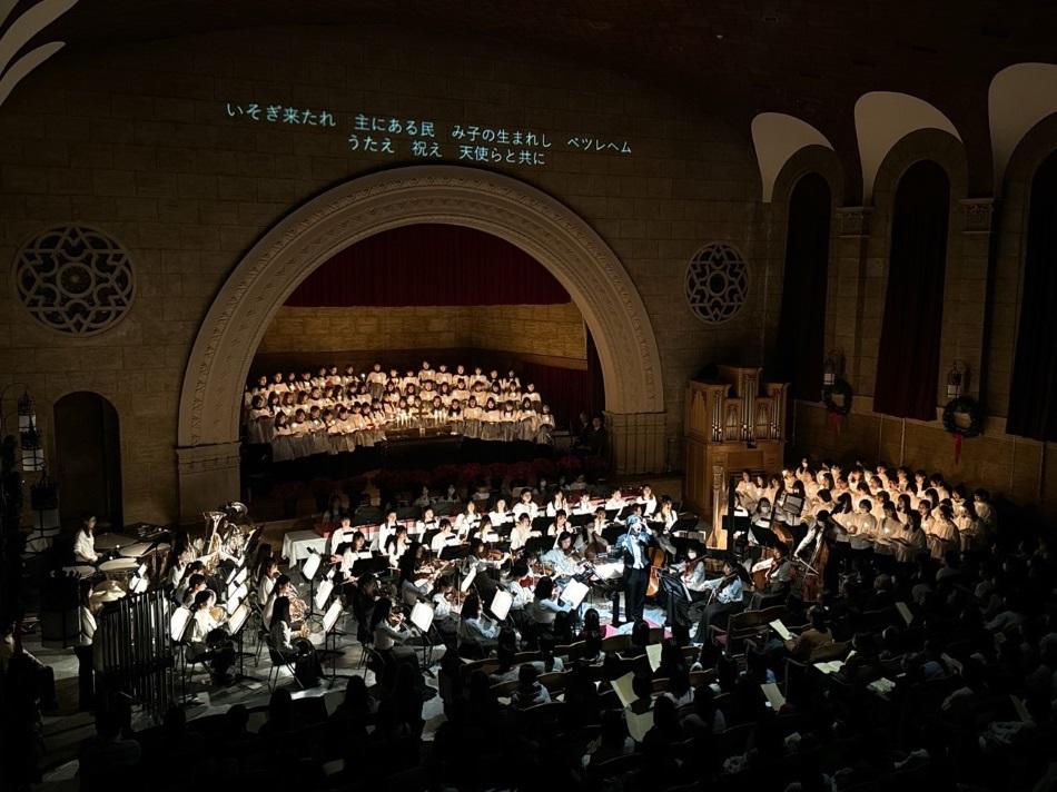 神戸女学院が4年ぶりに一般参加者を招いてクリスマス礼拝を実施、世界平和への祈りを共にする ― 150年近い歴史の中で初めてメディアにも礼拝の様子を公開