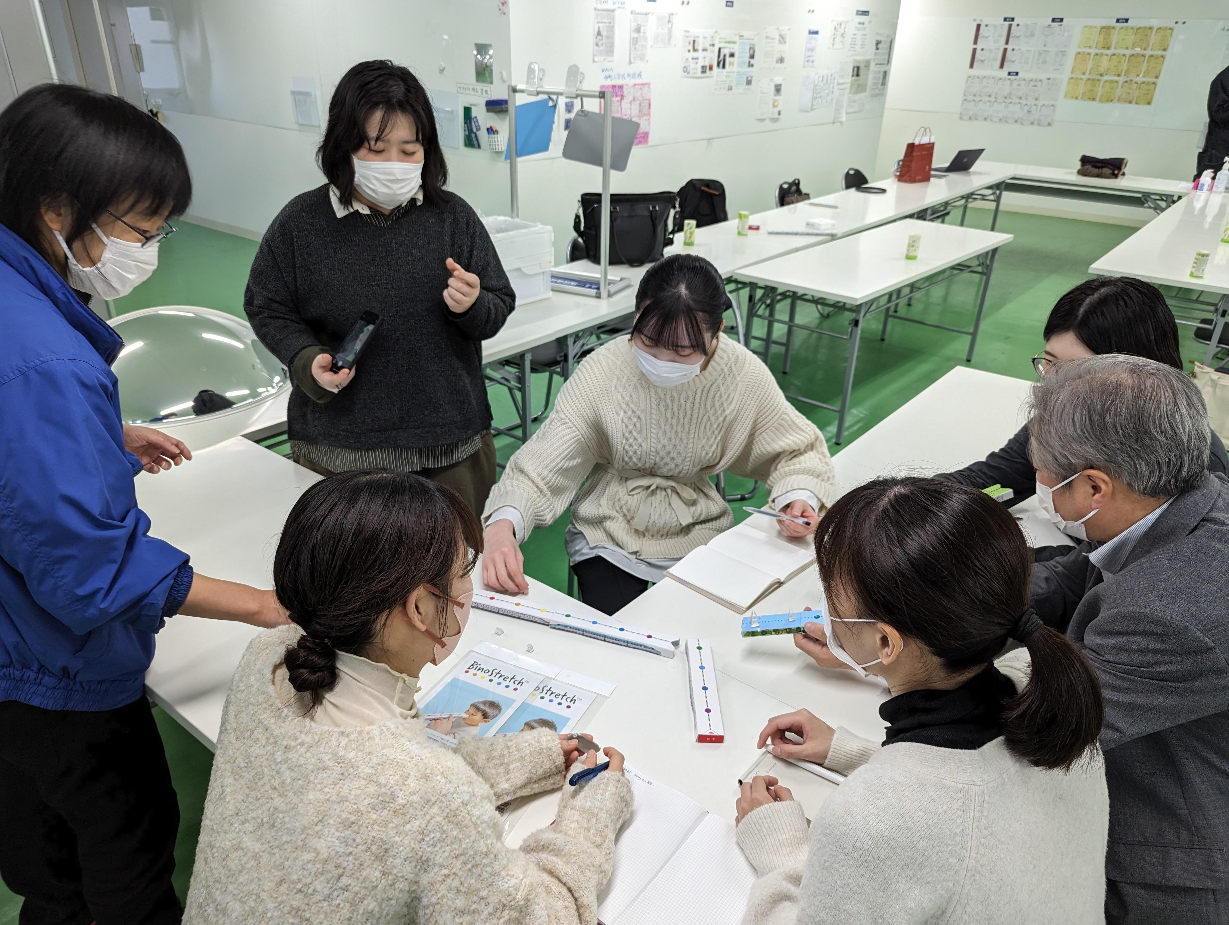 小児用の眼球運動ストレッチ器具を学生が開発！ 北里大学医療衛生学部半田ゼミとコミー株式会社の産学連携事業--北里大学