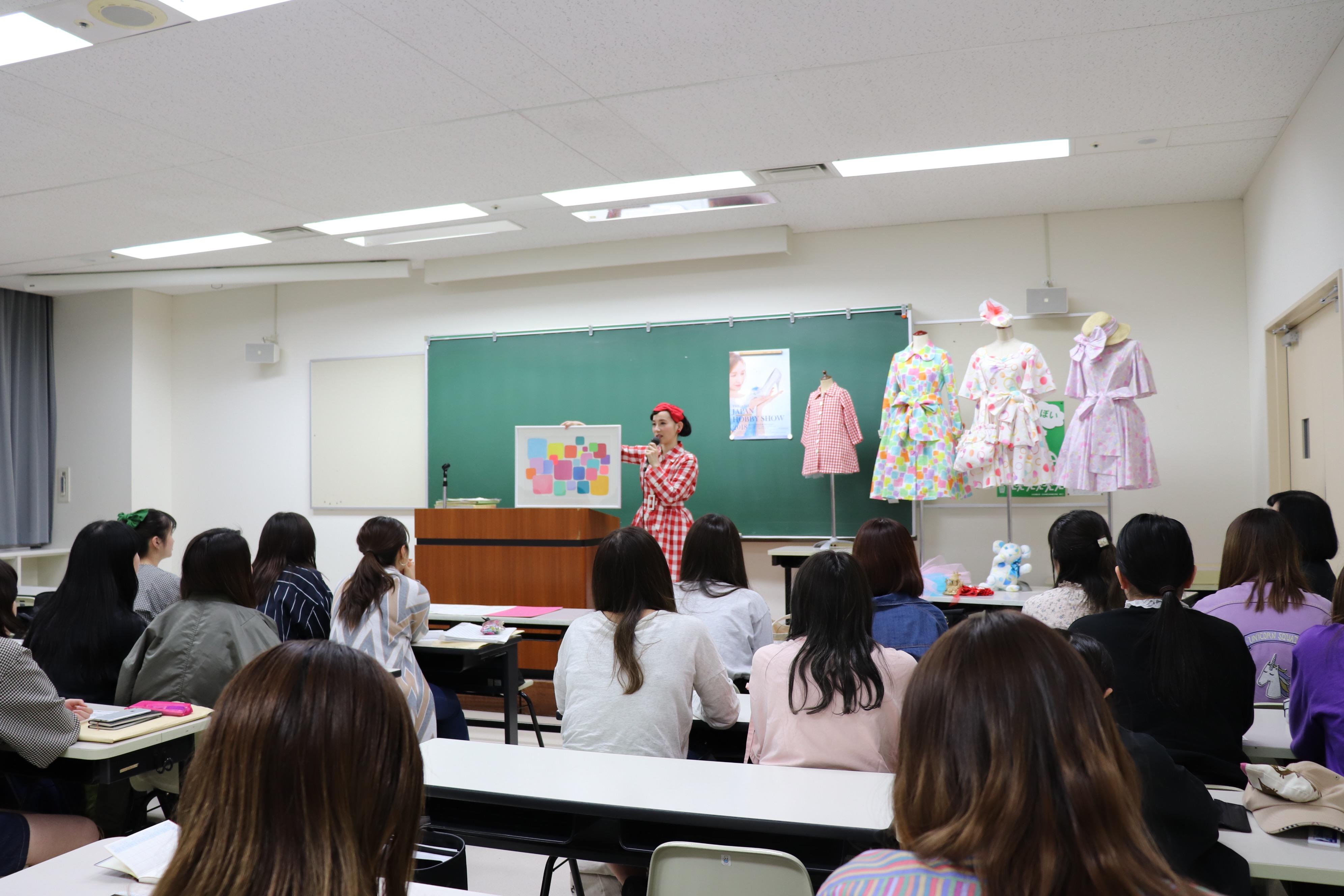 文化学園大学短期大学部ファッション学科が第42回2018日本ホビーショー会場で、卒業生の篠原ともえさんとコラボレーションして参加。（4月26日～28日）