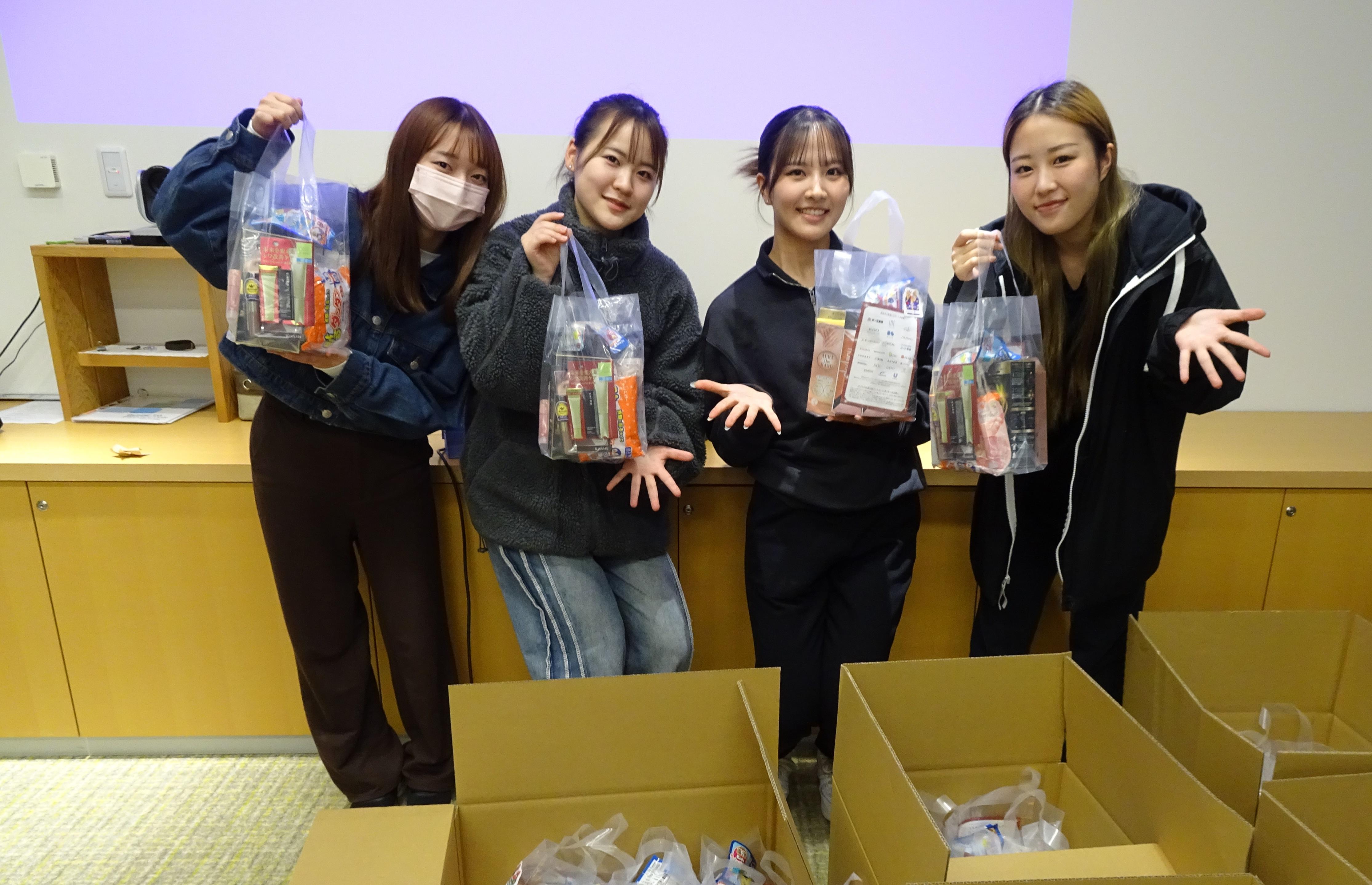 経済的困難下にあるひとり親世帯の女性に化粧品を寄贈する「コスメバンクプロジェクト」に武庫川女子大学と附属高校の学生と生徒が参加しました。 