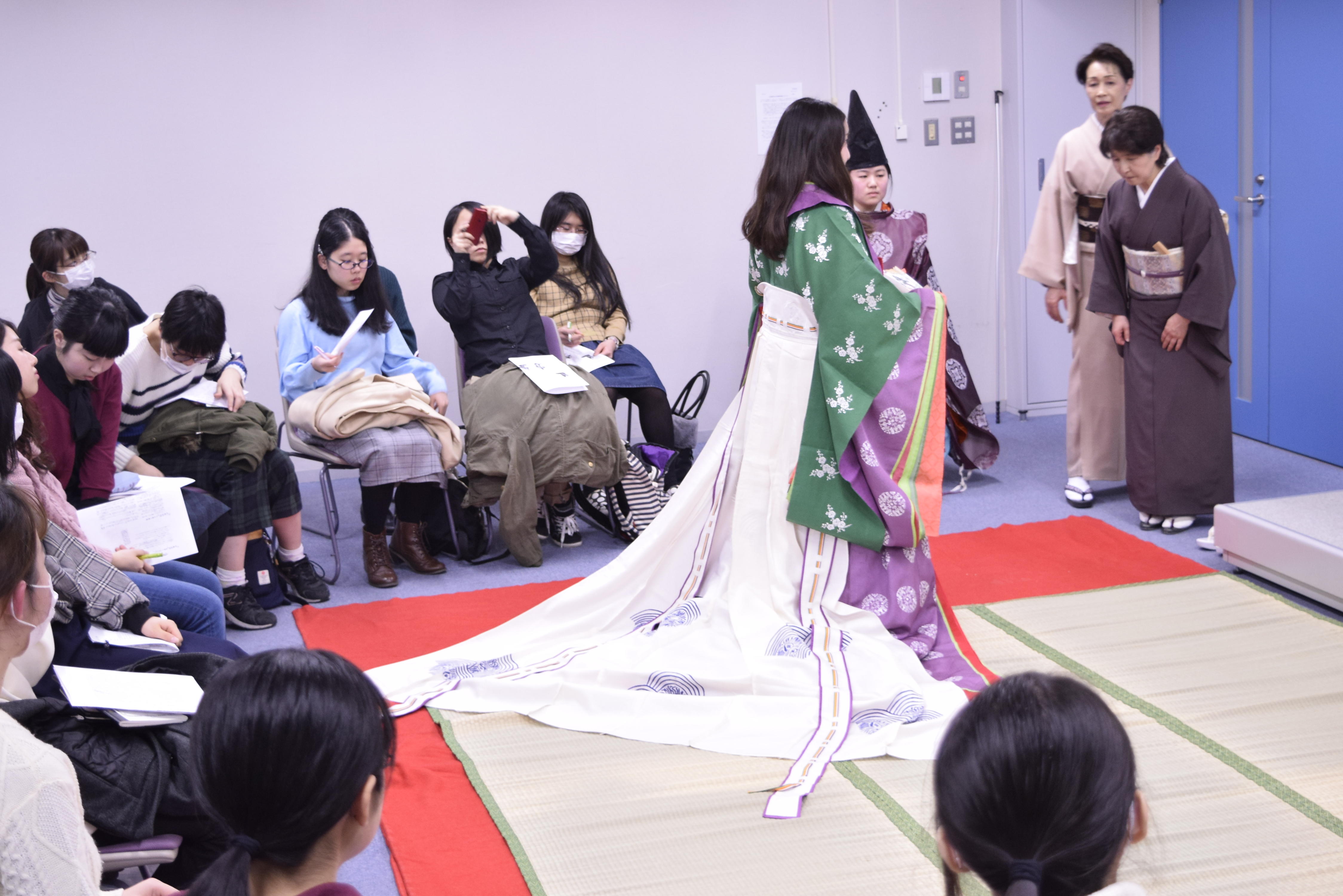 共立女子大学が文芸学部文芸学科の授業の一環として「十二単の着装見学」を実施 -- 学生がモデルとなり、専門家による講義と実演で王朝装束を体感 --